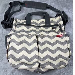 Skip Hop Duo Signature Carry All‎ Diaper Bag - Grey/White Chevron Messenger